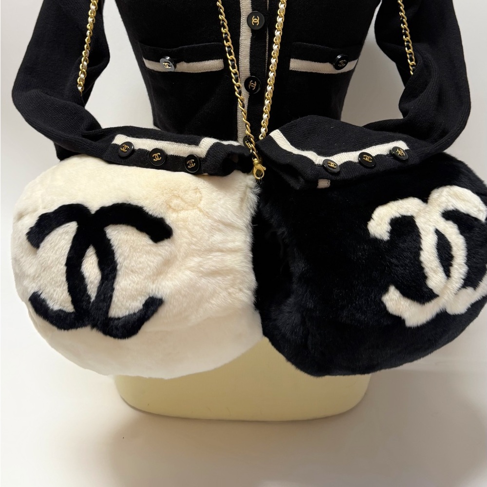Vintage Chanel 01 Fall CC Logo Muff Black Fur Bag Black - Picture 11 of 15
